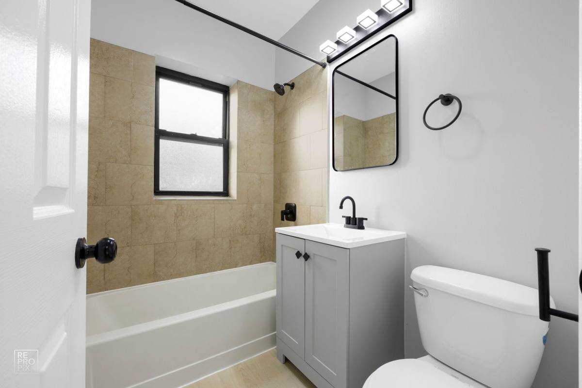 Apartment for rent at 2837 E 77th St, Chicago, IL 60649