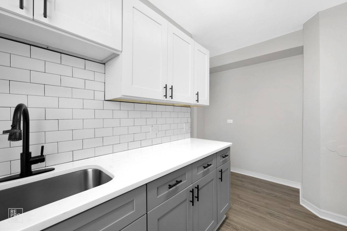 Apartment for rent at 2837 E 77th St, Chicago, IL 60649