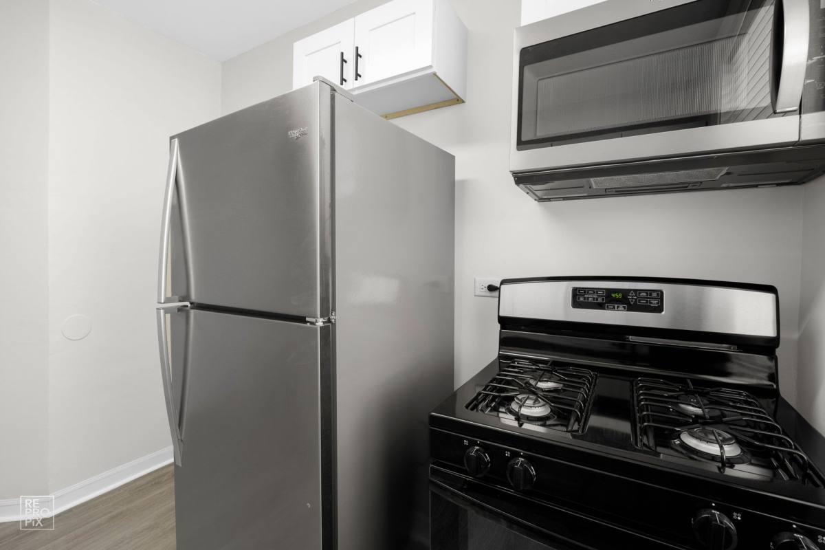Apartment for rent at 2837 E 77th St, Chicago, IL 60649