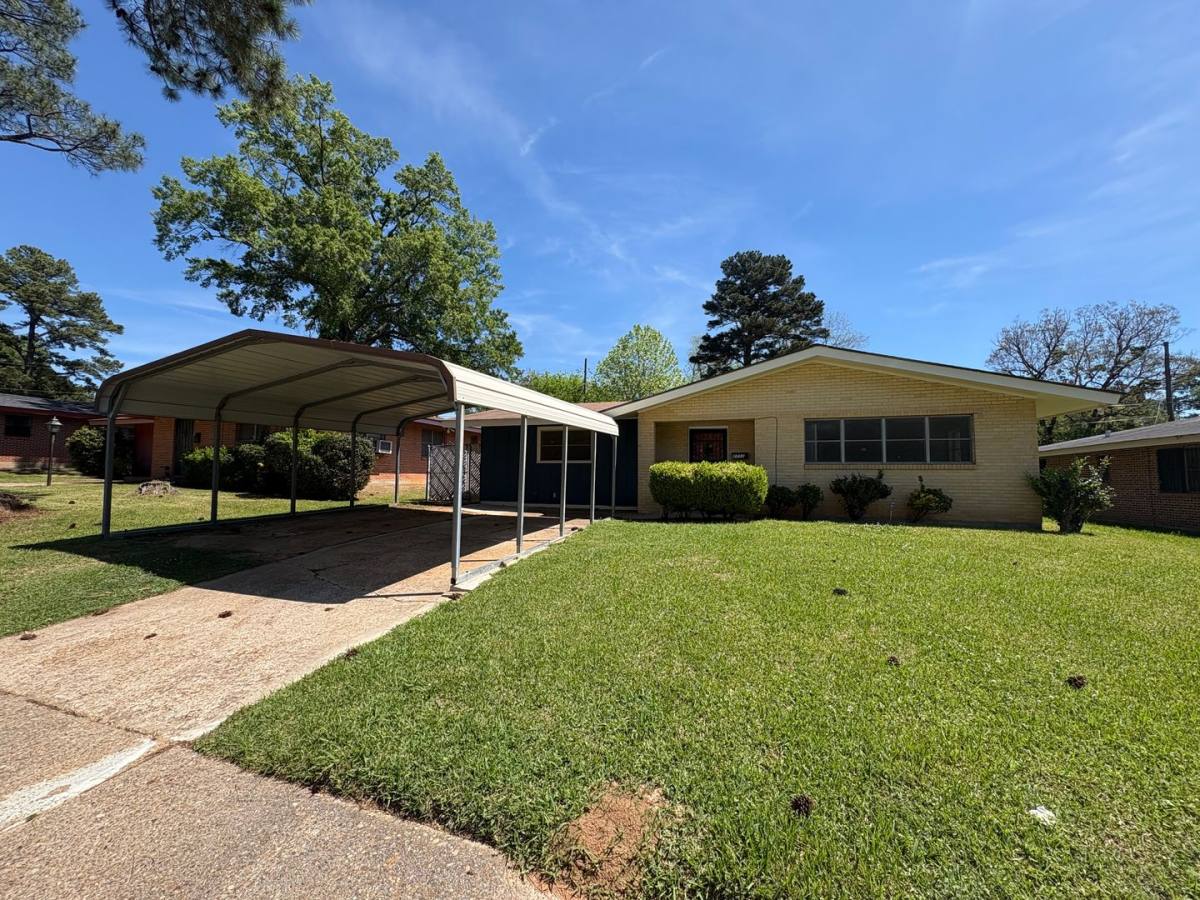 House for rent at 2711 Thayer St, Shreveport, LA 71109