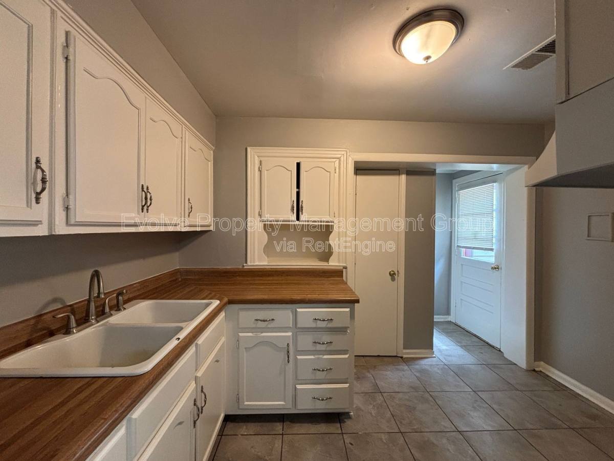House for rent at 3723 Wilshire Rd, Memphis, TN 38111