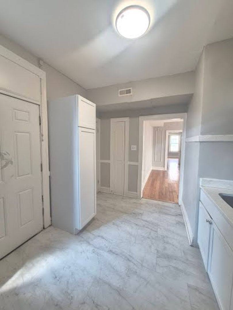 Apartment for rent at 5735 W Washington Blvd, Chicago, IL 60644