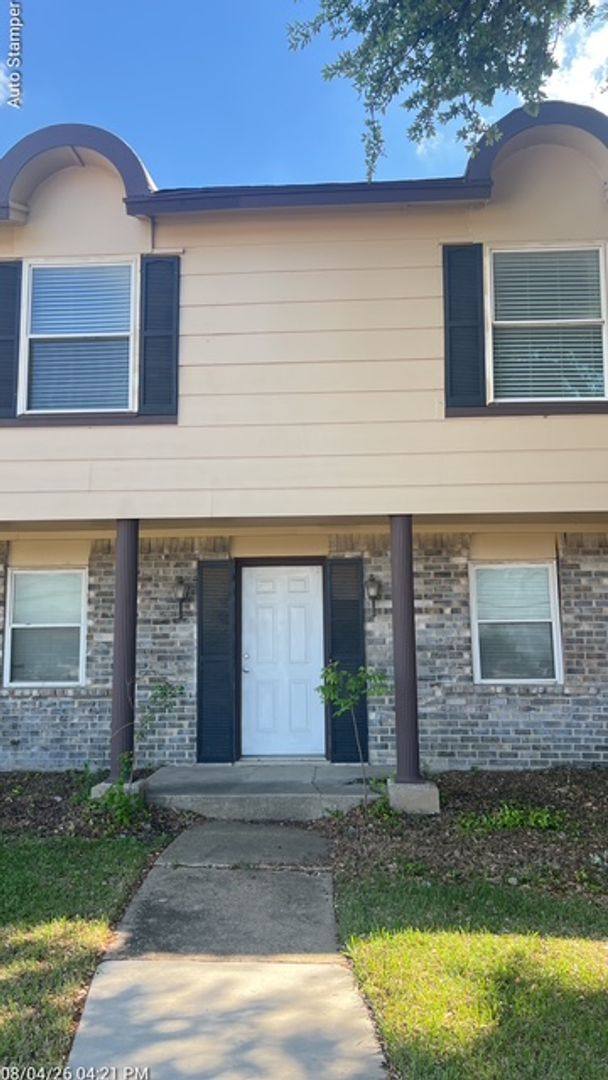 Townhouse for rent at 109 Kevin Lane, Arlington, TX 76014