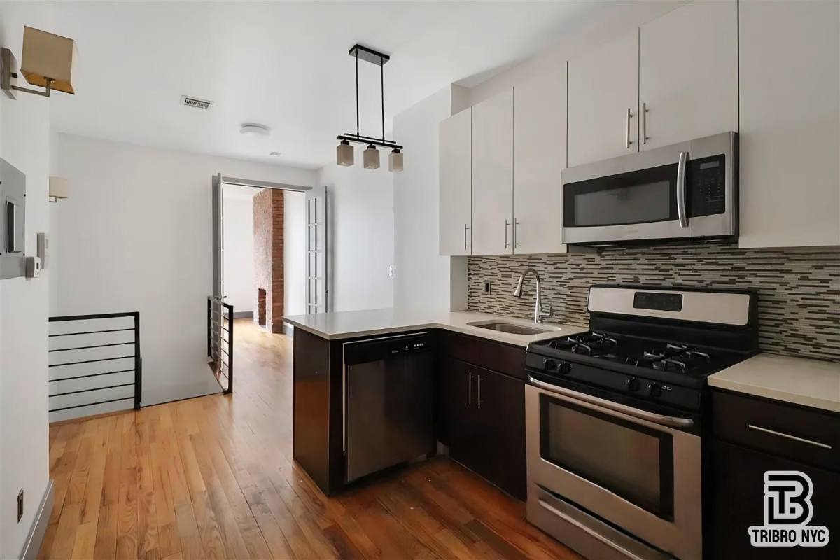 Apartment for rent at 81A Cornelia St #1B, Brooklyn, NY 11221