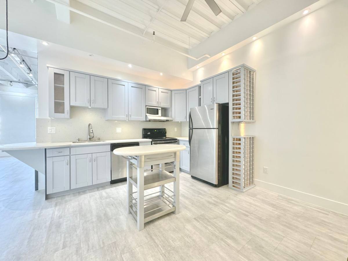 Apartment for rent at 312 W 5th St, Los Angeles, CA 90013