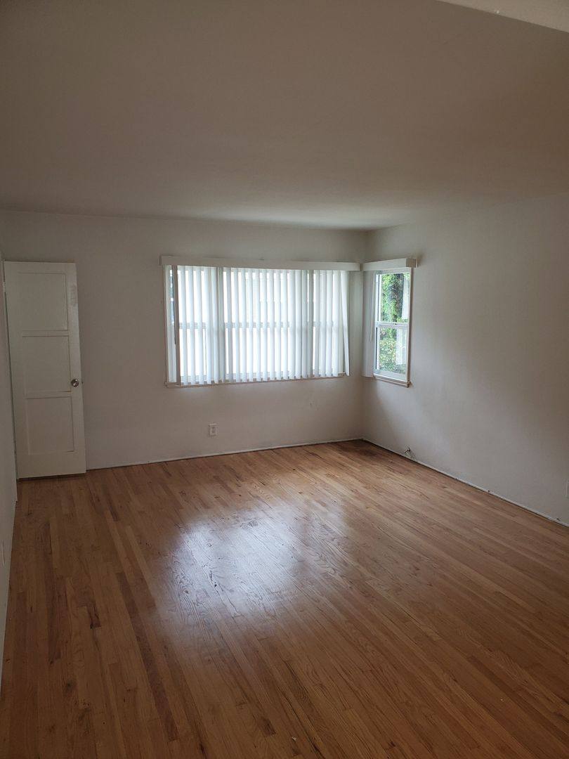 Apartment for rent at 11320 Washington Place, Los Angeles, CA 90066