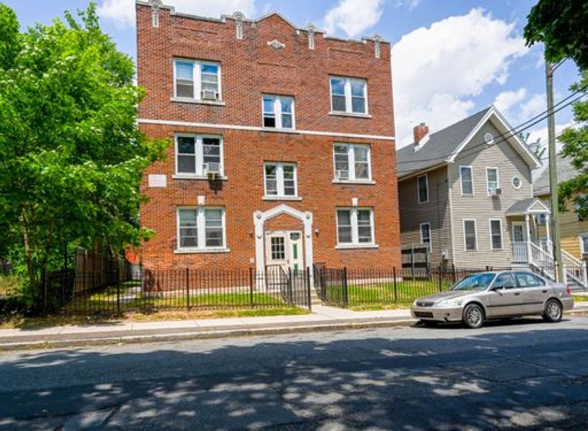 Apartment for rent at 162-164 Ward St, Hartford, CT 06106