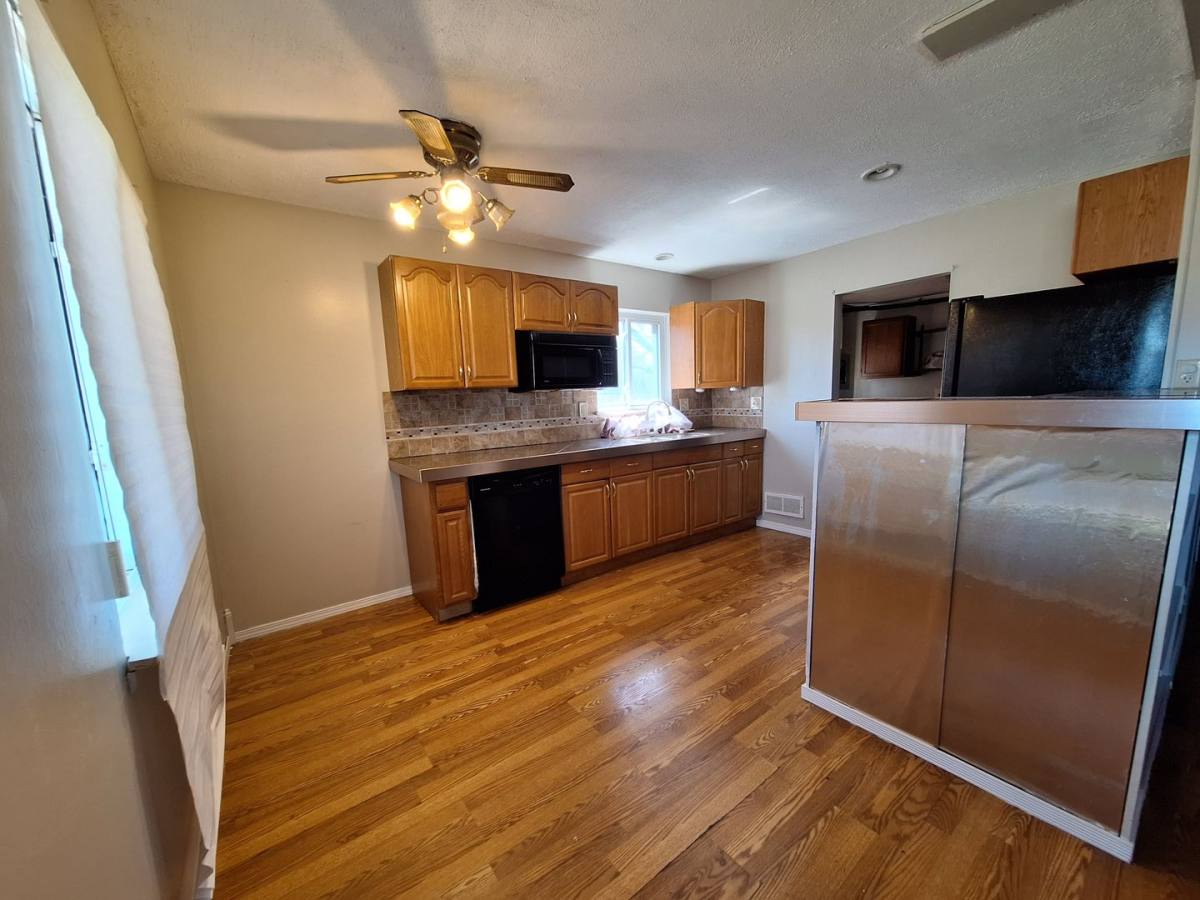 House for rent at 27067 Lawnwood St, Roseville, MI 48066