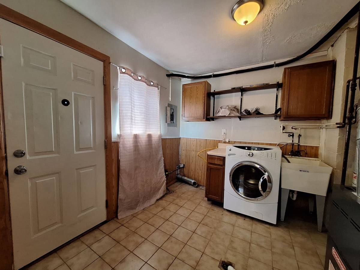 House for rent at 27067 Lawnwood St, Roseville, MI 48066