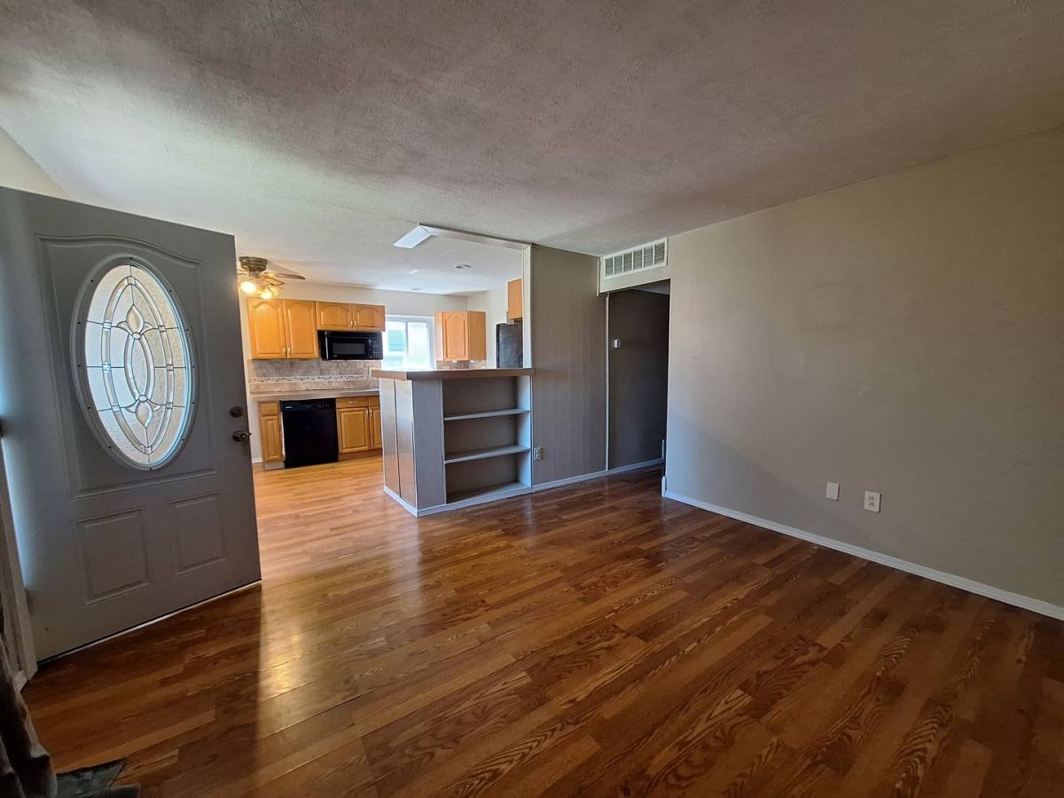 House for rent at 27067 Lawnwood St, Roseville, MI 48066