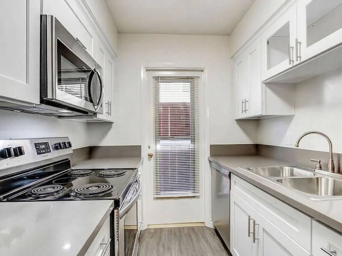 Apartment for rent at 1037 10th St, Santa Monica, CA 90403