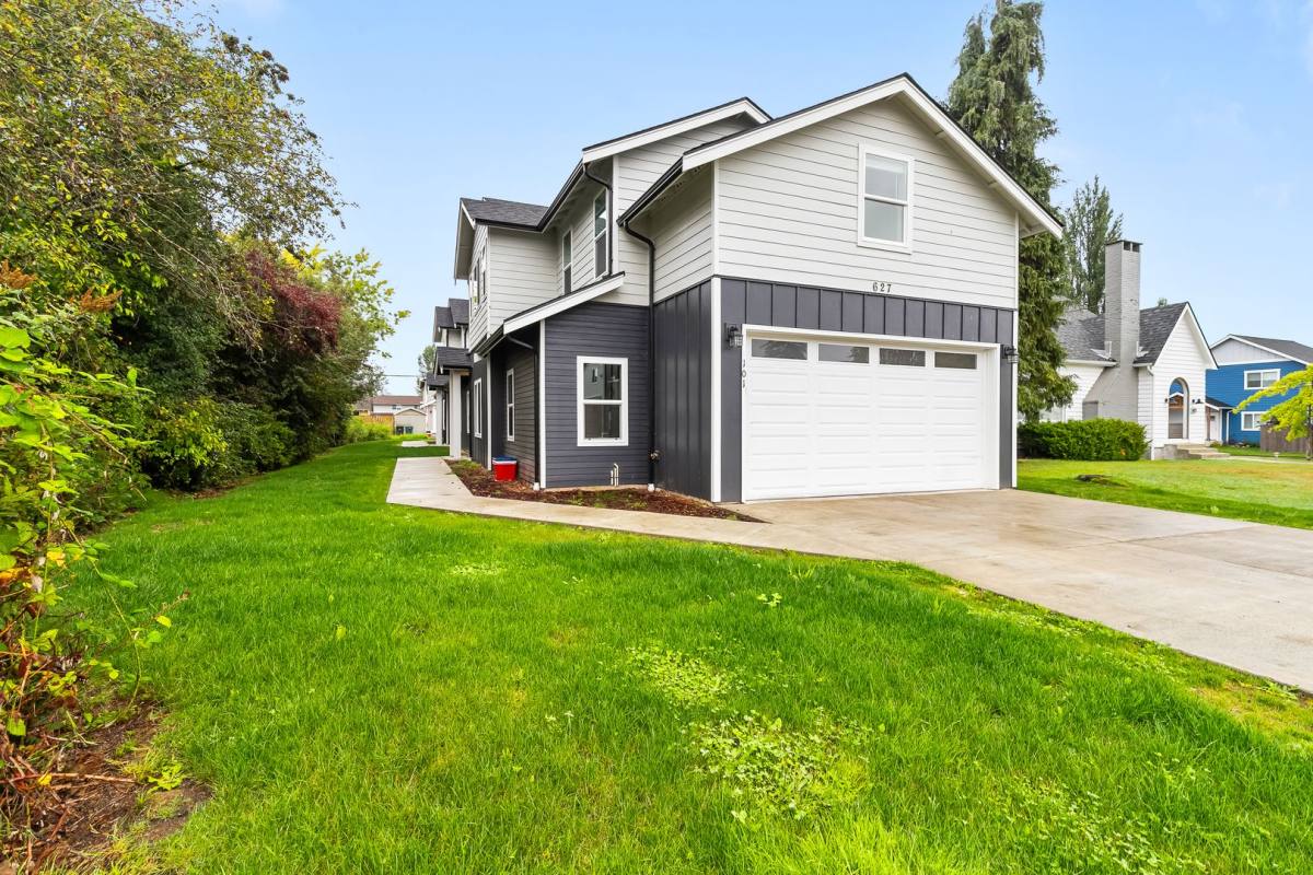 Townhouse for rent at 627 E St, Blaine, WA 98230