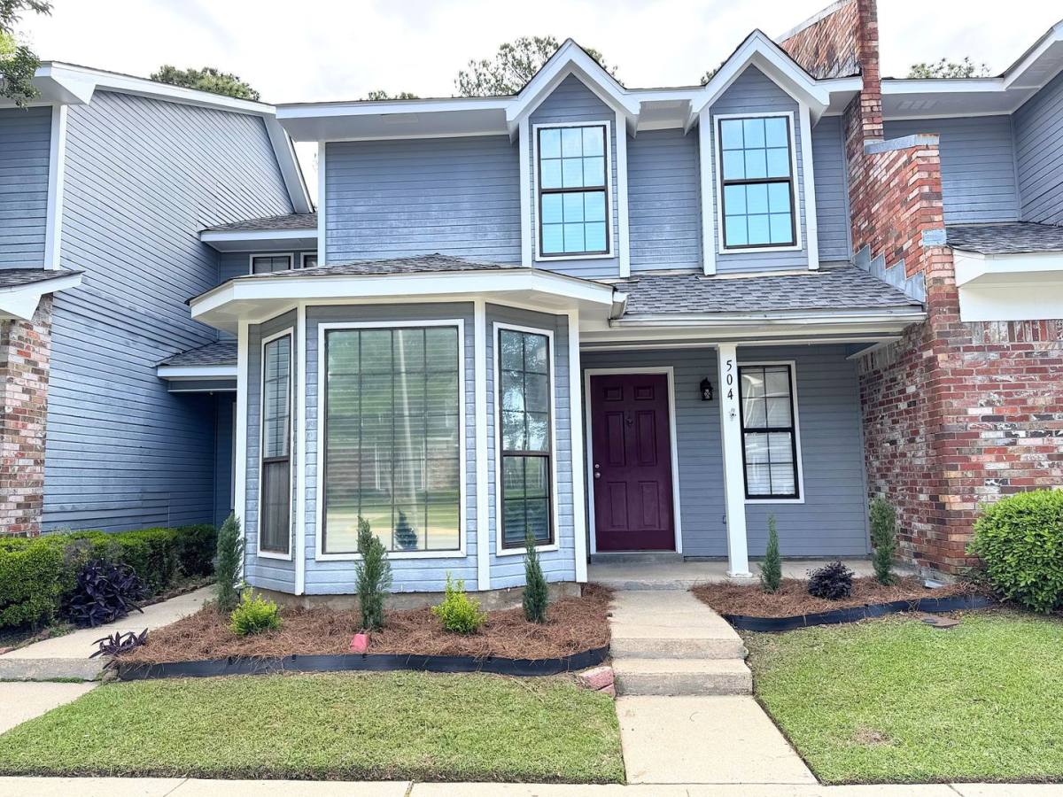 Townhouse for rent at 5900 Grelot Rd, Mobile, AL 36609