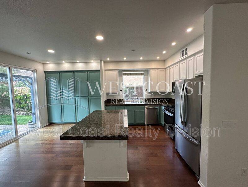 Townhouse for rent at 820 Silver Dr, Vista, CA 92083