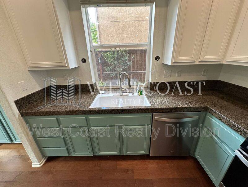 Townhouse for rent at 820 Silver Dr, Vista, CA 92083