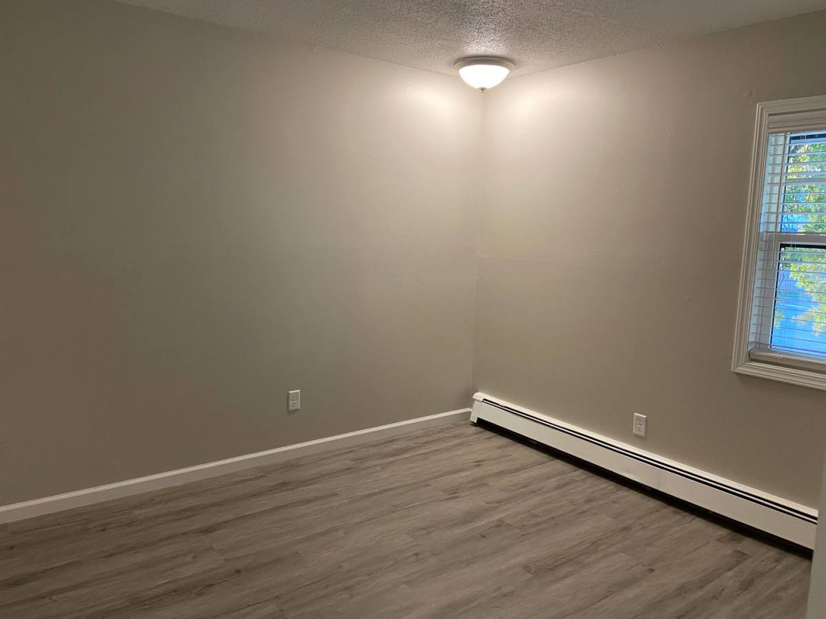 Apartment for rent at 7511 Dennis Dr, Urbandale, IA 50322