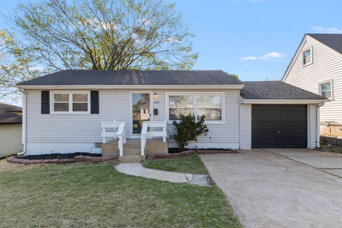House for rent at 429 Chamberlin Dr, Ballwin, MO 63021