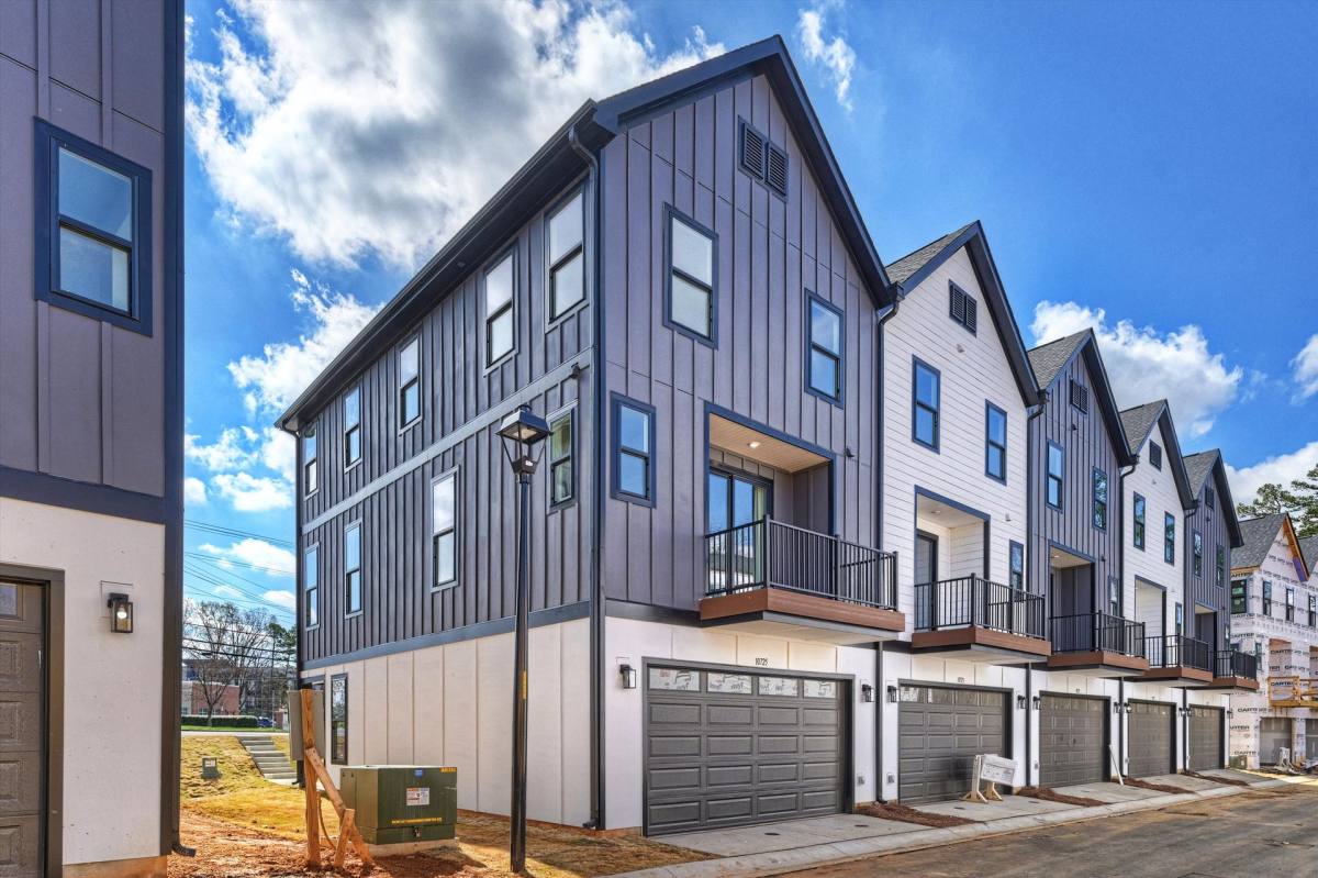 Townhouse for rent at 10701 Mallard Creek Rd, Charlotte, NC 28269