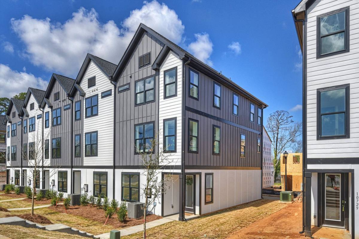 Townhouse for rent at 10701 Mallard Creek Rd, Charlotte, NC 28269