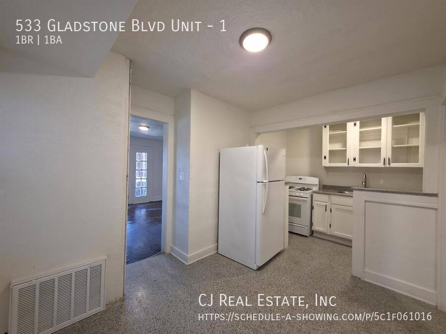 Apartment for rent at 533 Gladstone Blvd, Kansas City, MO 64124