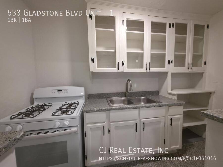Apartment for rent at 533 Gladstone Blvd, Kansas City, MO 64124