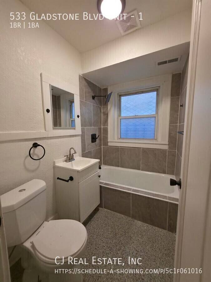 Apartment for rent at 533 Gladstone Blvd, Kansas City, MO 64124