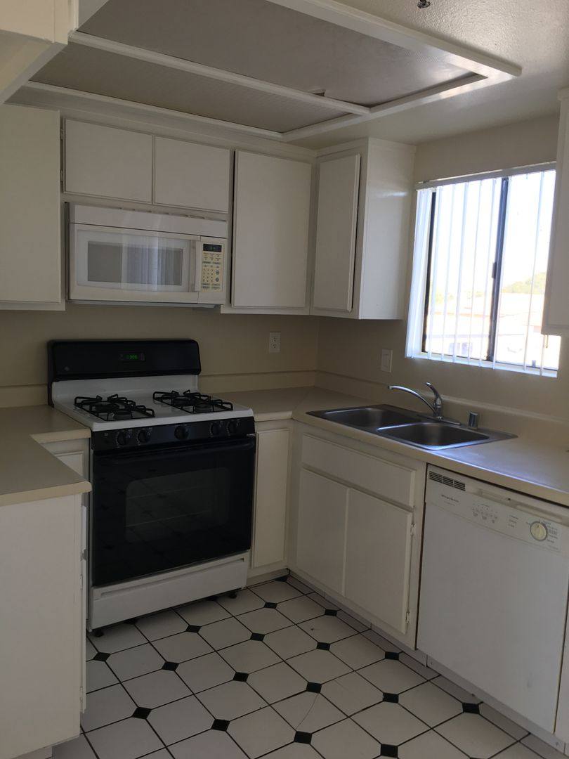Apartment for rent at 4643 W 118th St, Hawthorne, CA 90250