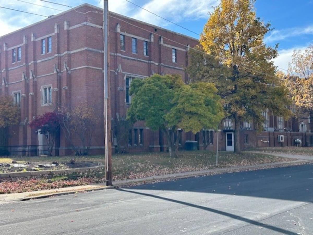 Apartment for rent at 1607 W 12th St, Davenport, IA 52804