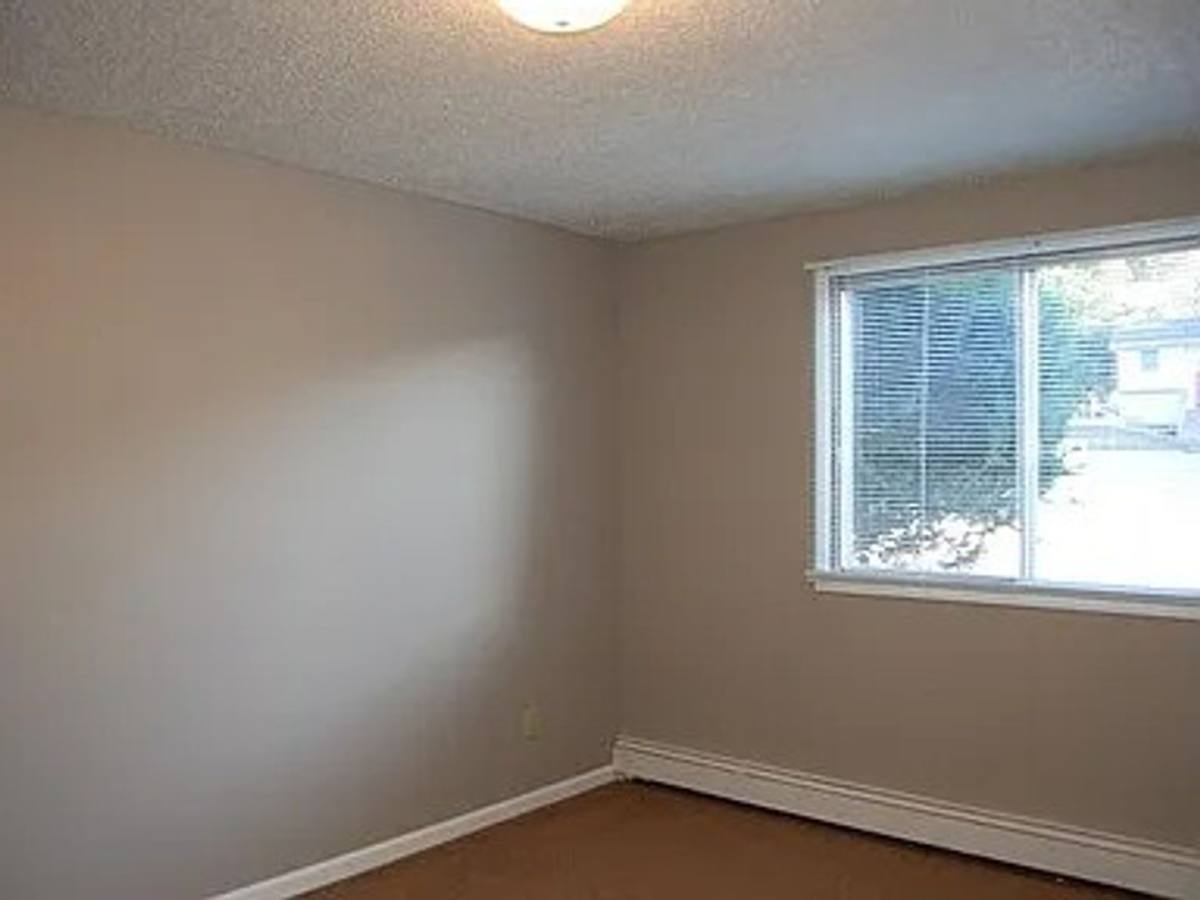 Apartment for rent at 906 N Dodge St, Iowa City, IA 52245