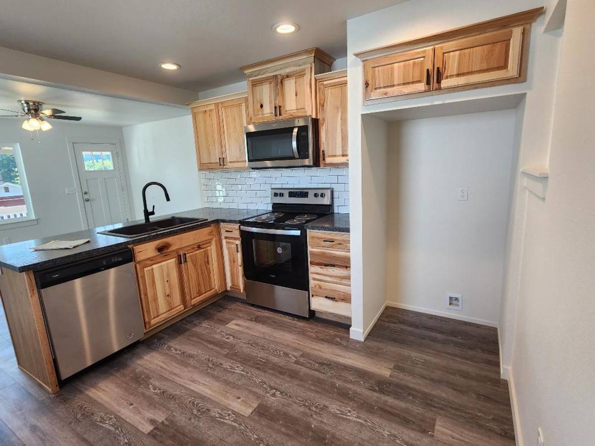 House for rent at 1881 Cedar St, Sweet Home, OR 97386