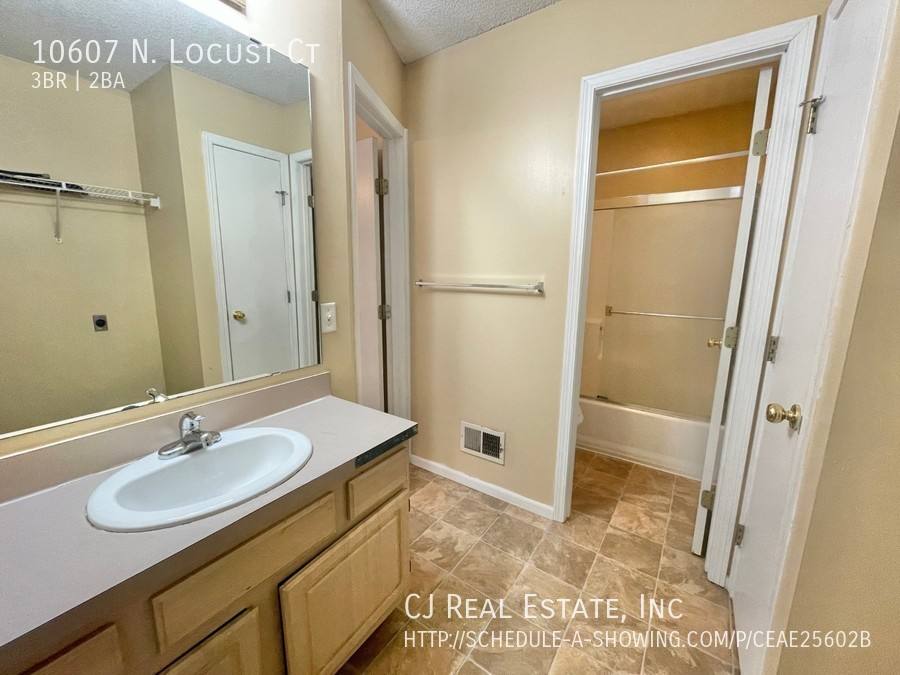 Townhouse for rent at 10607 N Locust Court, Kansas City, MO 64155