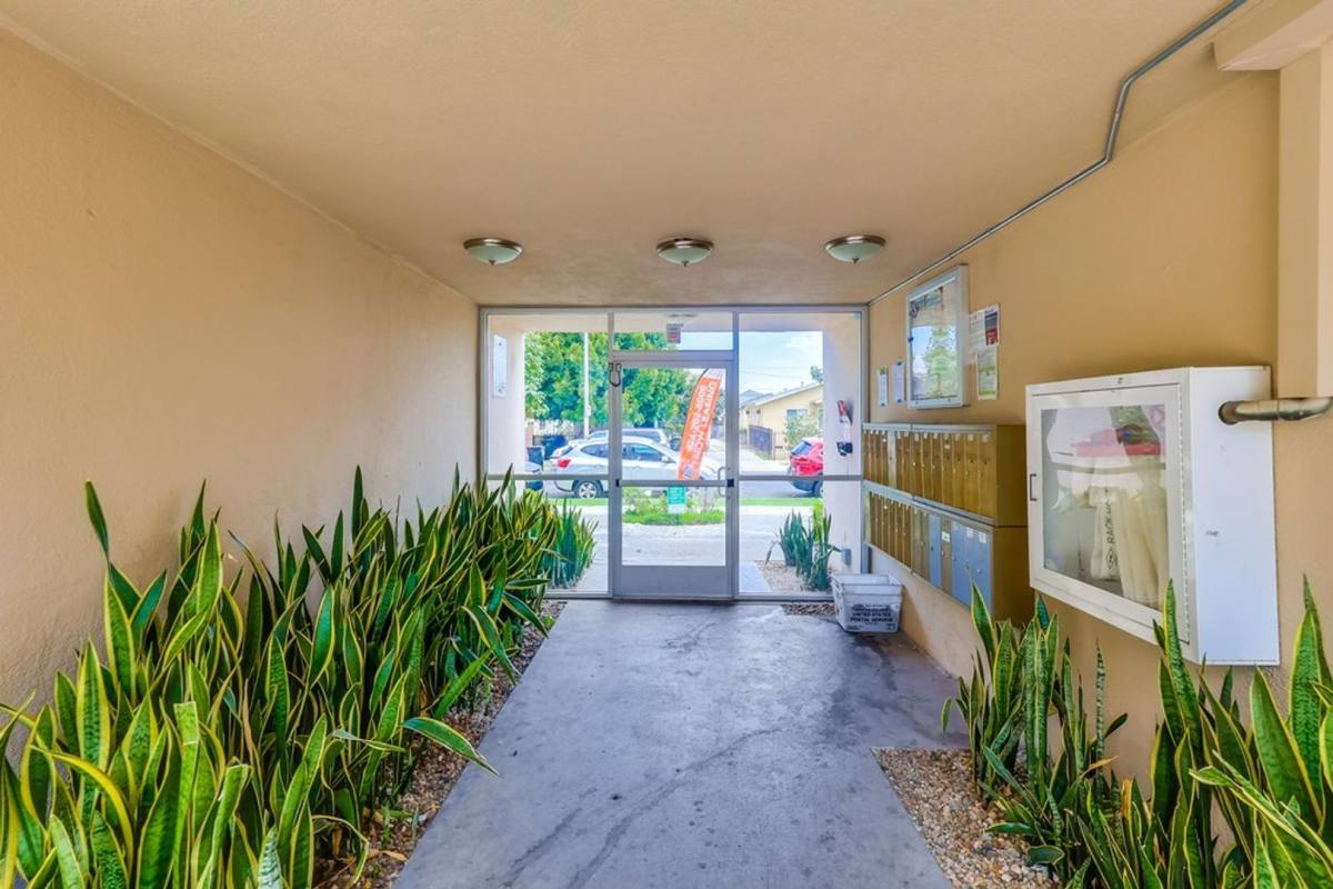 Apartment for rent at 6407 10th Ave #2, Los Angeles, CA 90043
