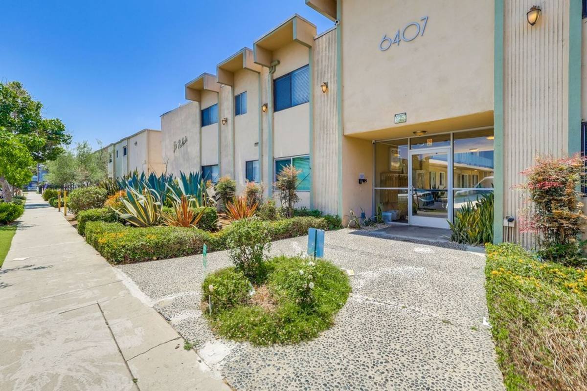 Apartment for rent at 6407 10th Ave #2, Los Angeles, CA 90043