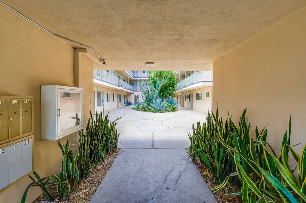 Apartment for rent at 6407 10th Ave #2, Los Angeles, CA 90043