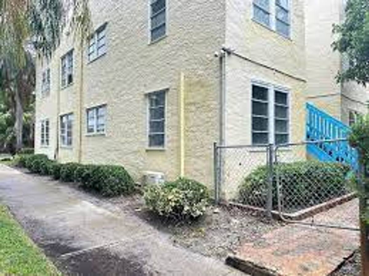 Apartment for rent at 1852 - 1856 Washington St, Hollywood, FL 33020