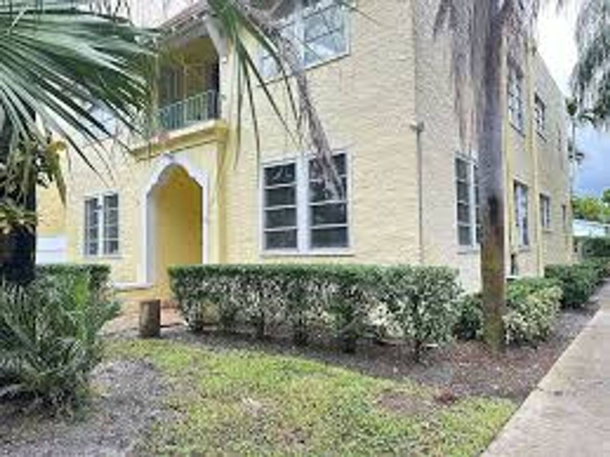 Apartment for rent at 1852 - 1856 Washington St, Hollywood, FL 33020