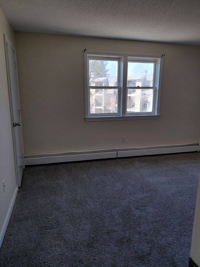Apartment for rent at 4 Knightsbridge Dr, Nashua, NH 03063