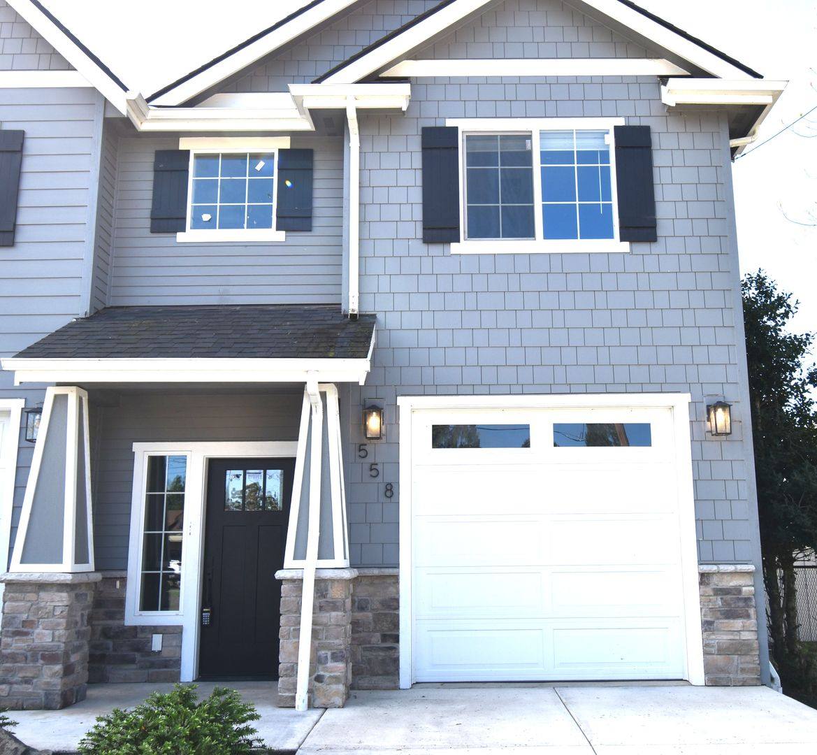 Apartment for rent at 556-558 Harrison St, Lebanon, OR 97355