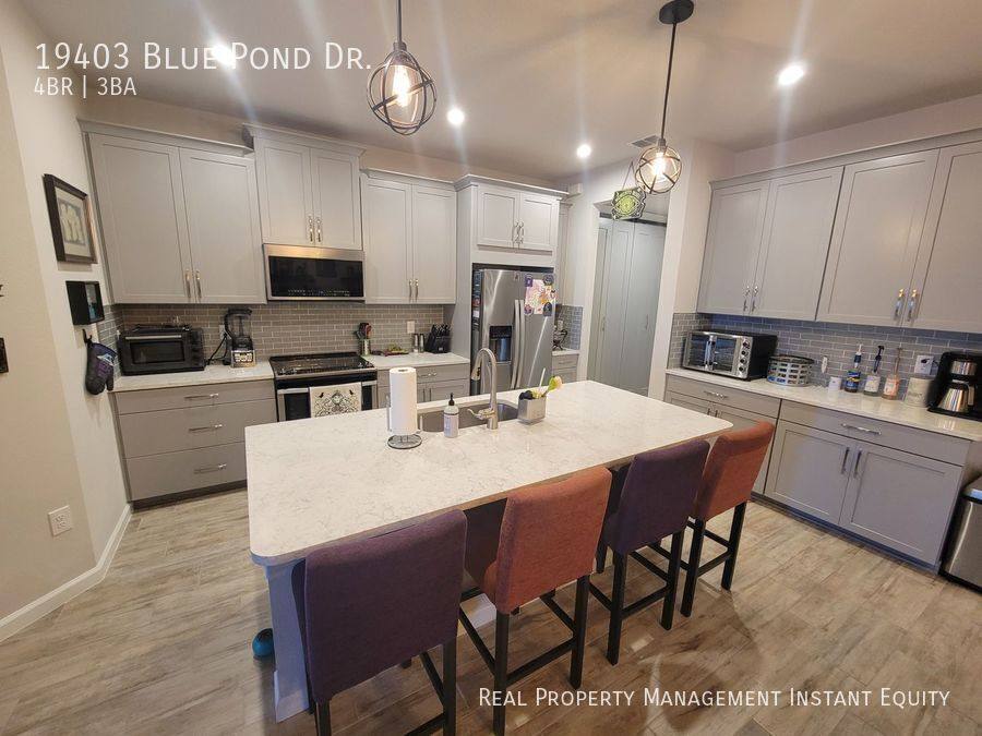 Townhouse for rent at 19403 Blue Pond Dr, Lutz, FL 33558