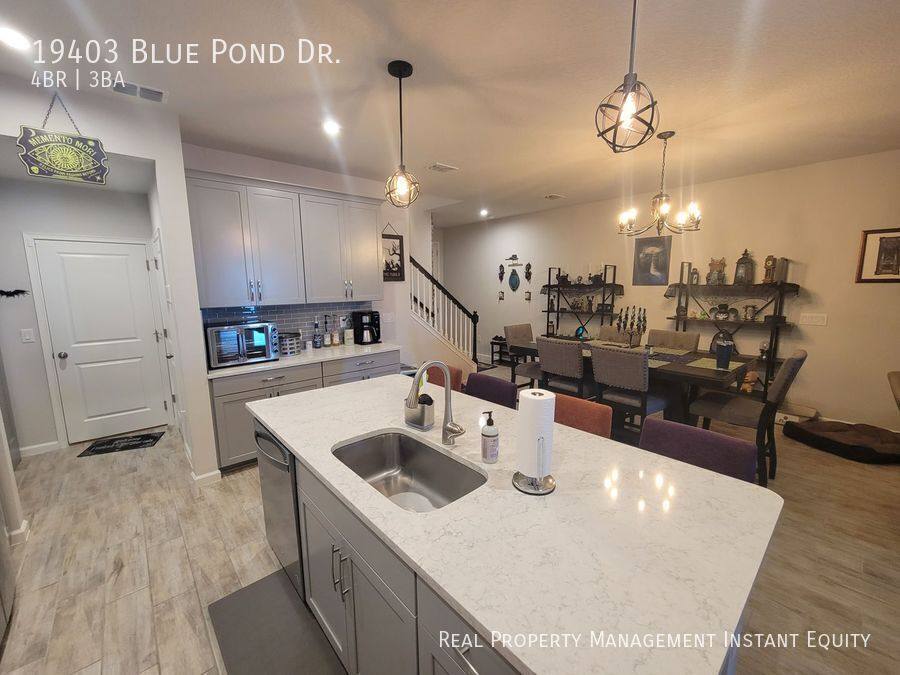 Townhouse for rent at 19403 Blue Pond Dr, Lutz, FL 33558