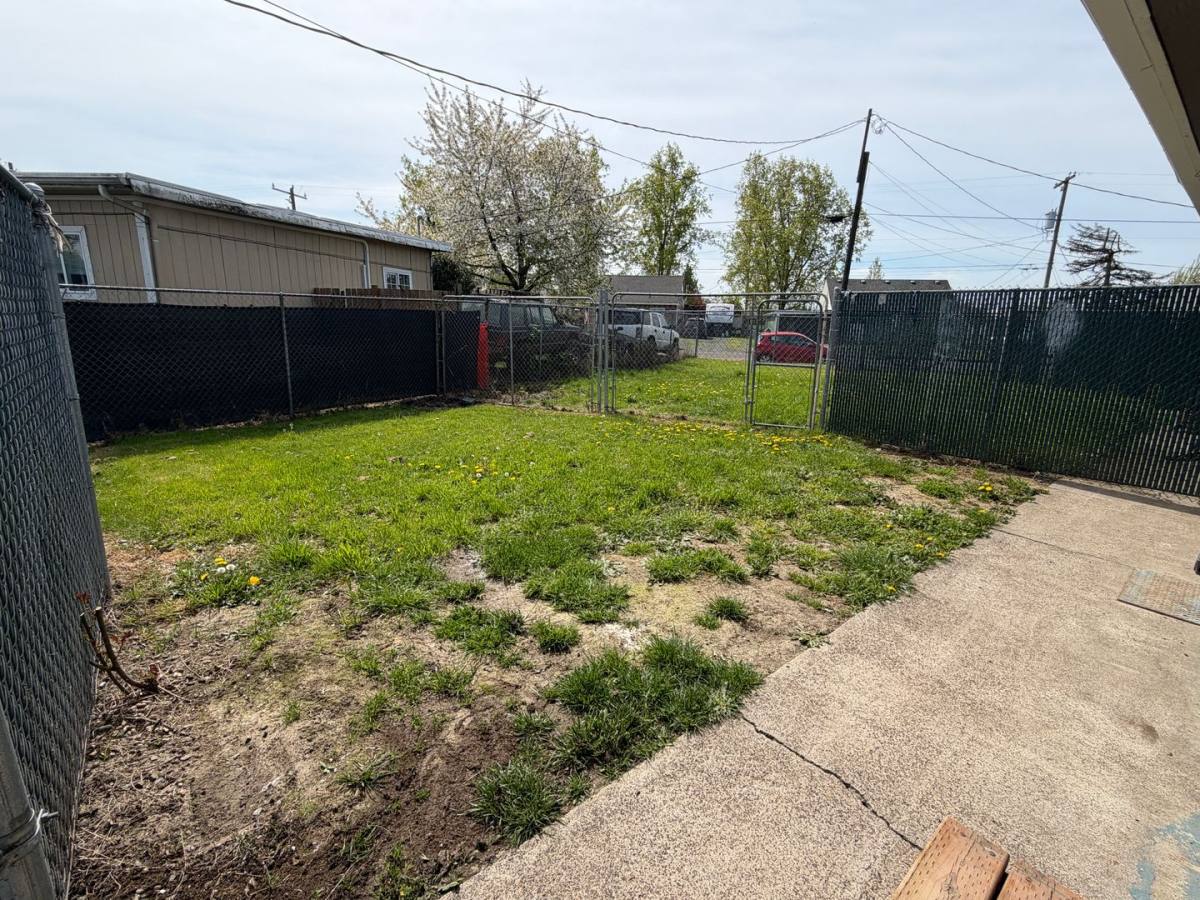 Apartment for rent at 204 14th Ave SE, Albany, OR 97322
