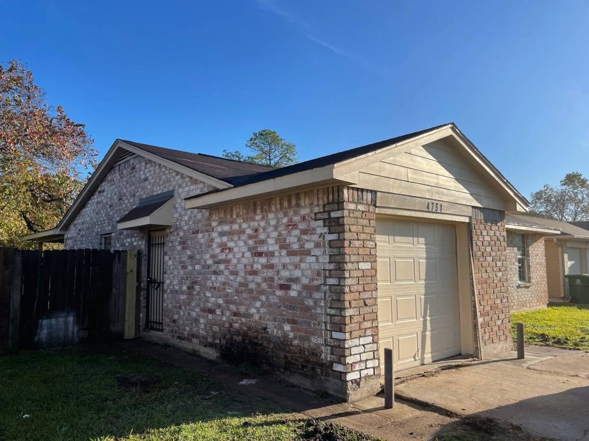 House for rent at 4751 E Ridge Creek Dr, Houston, TX 77053