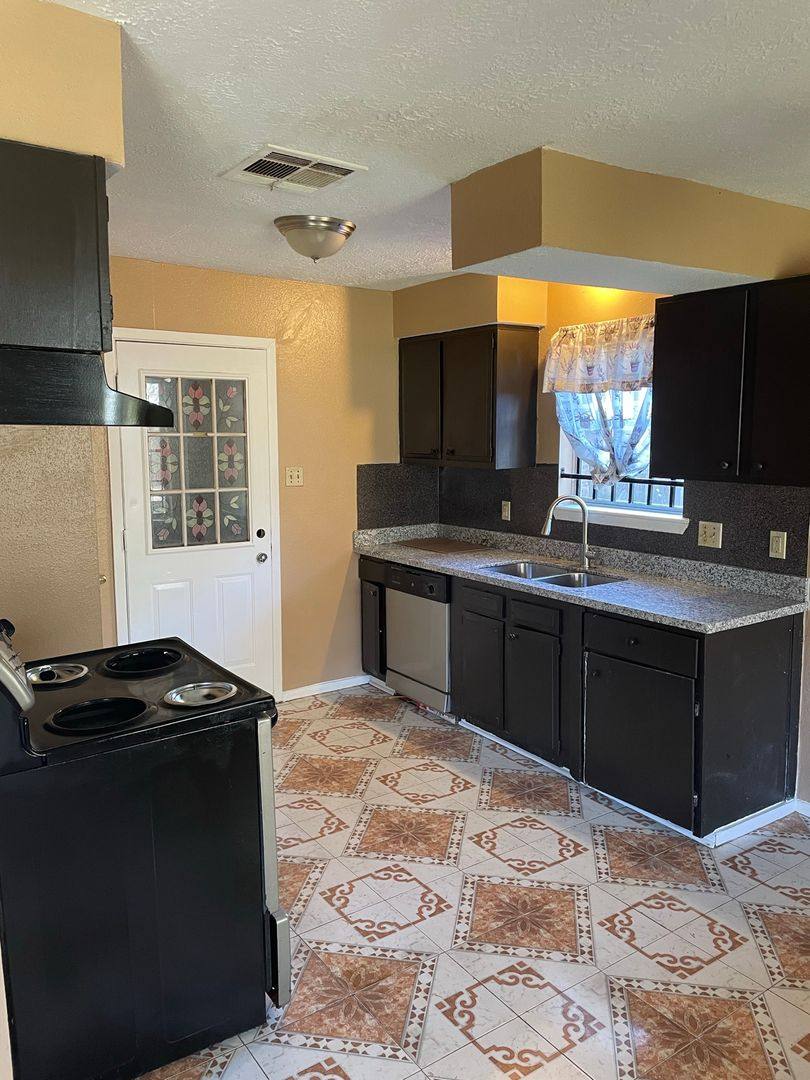 House for rent at 4751 E Ridge Creek Dr, Houston, TX 77053