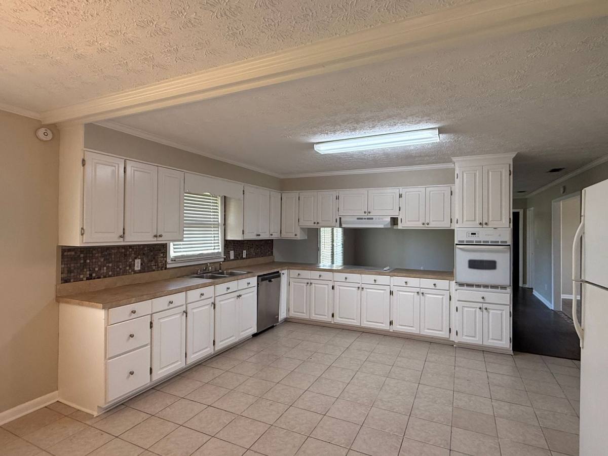 House for rent at 3028 Academy Dr, Valdosta, GA 31605