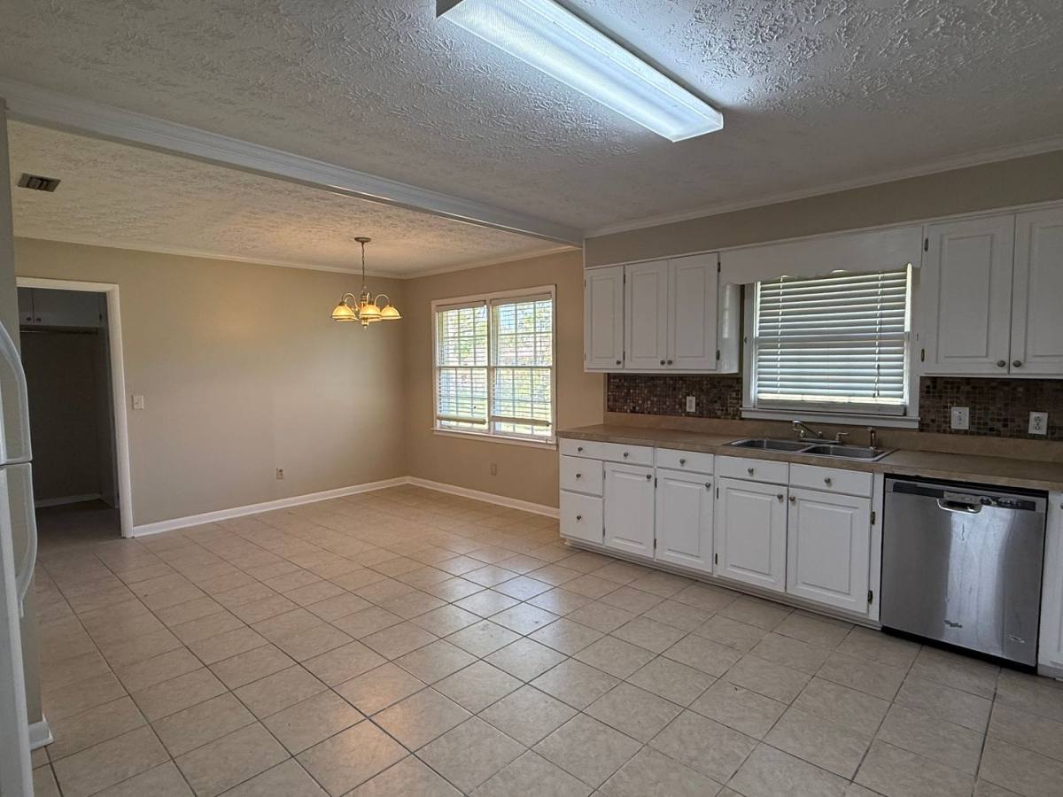 House for rent at 3028 Academy Dr, Valdosta, GA 31605