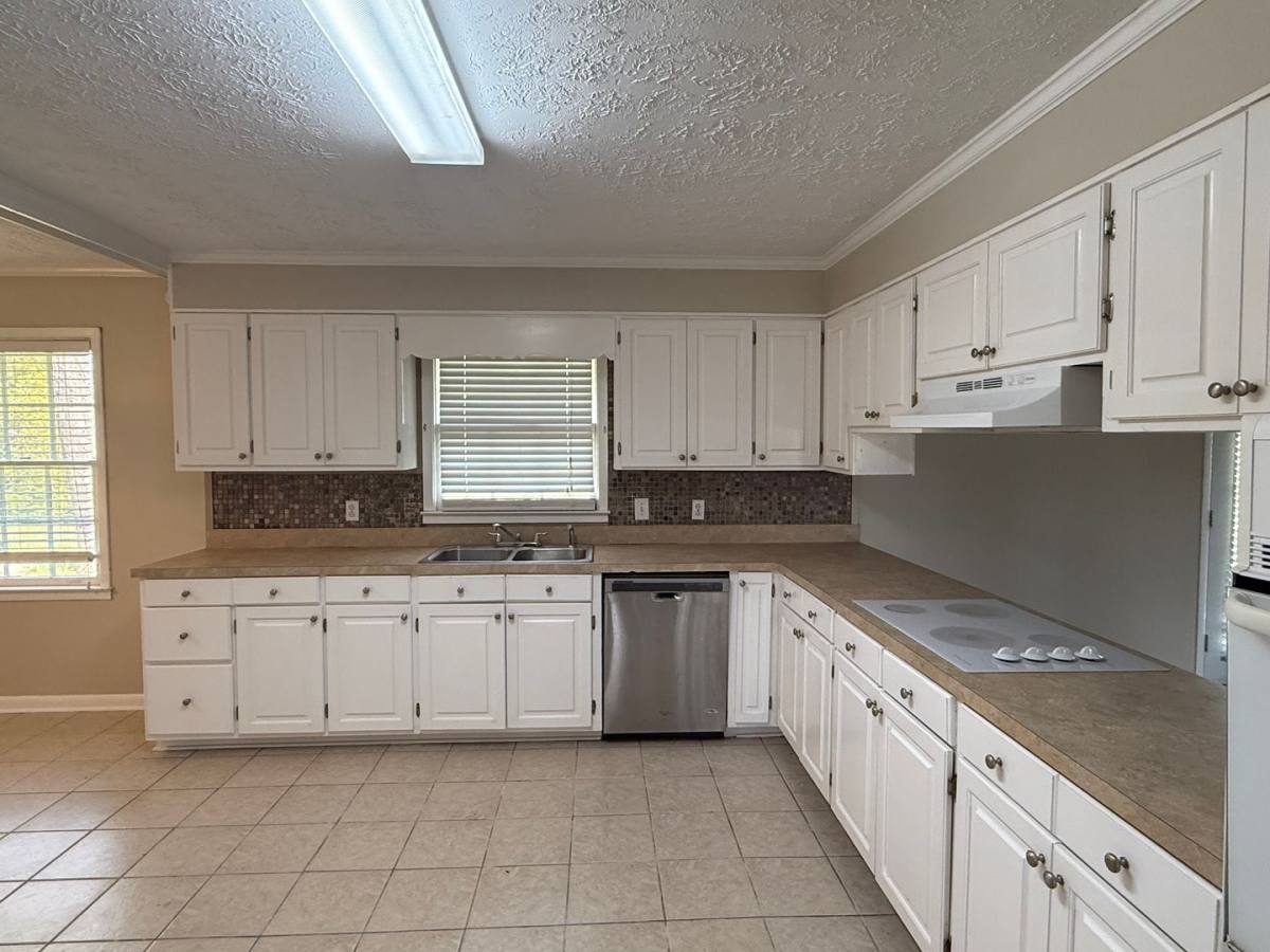 House for rent at 3028 Academy Dr, Valdosta, GA 31605