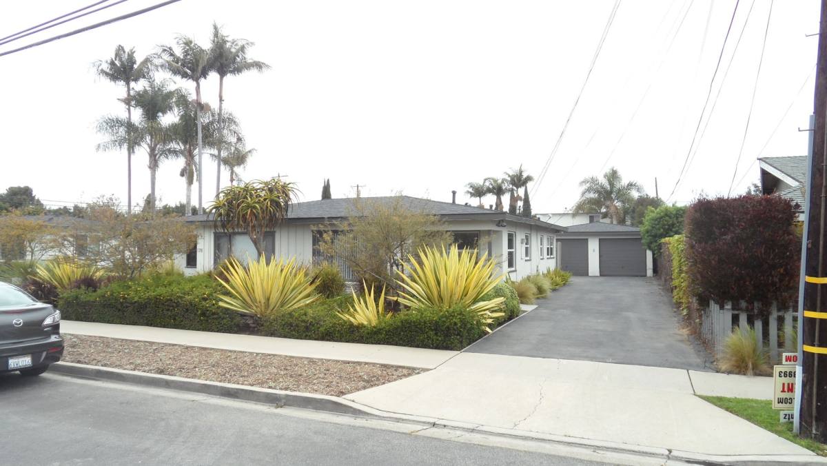 Apartment for rent at 174-178 Monte Vista Ave, Costa Mesa, CA 92627