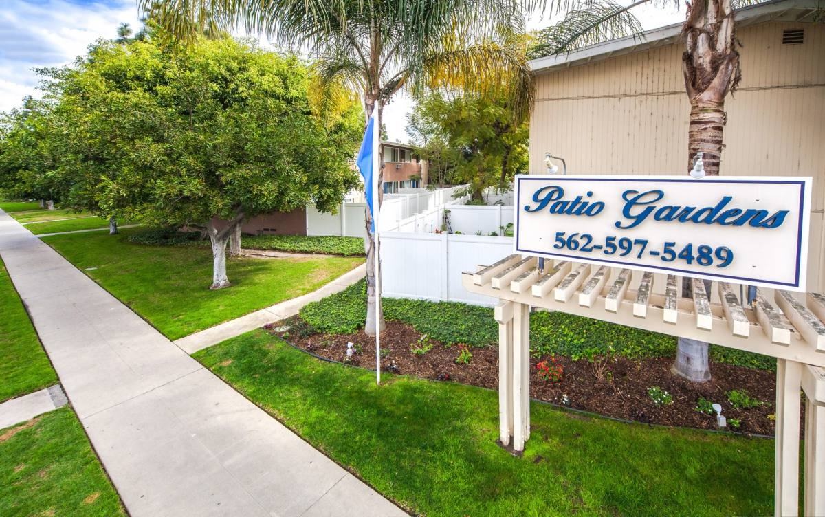 Apartment for rent at 4874 E Los Coyotes Diagonal, Long Beach, CA 90815