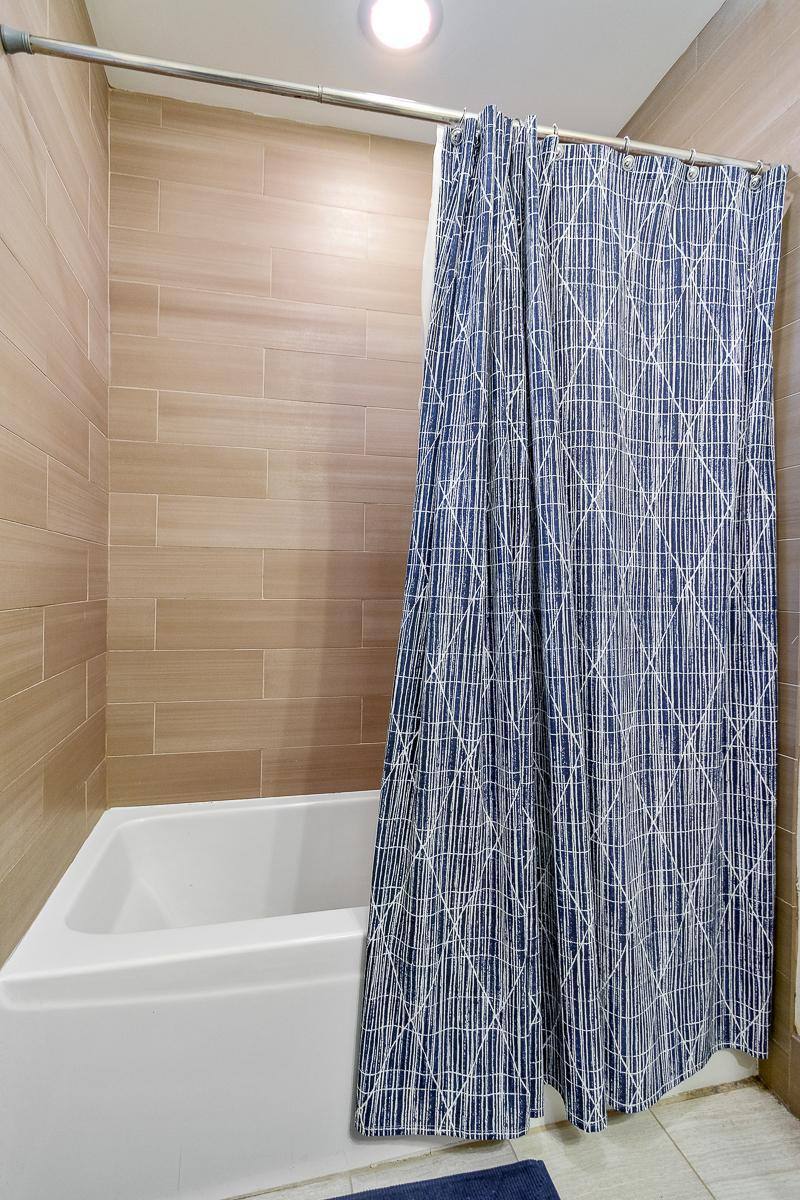 Apartment for rent at 1829 W Leland #1, Chicago, IL 60640
