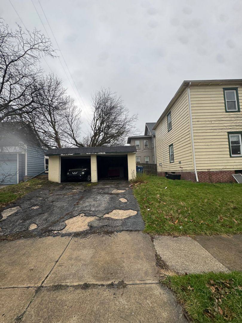 Apartment for rent at 1633 Eddington Rd, Cleveland, OH 44118